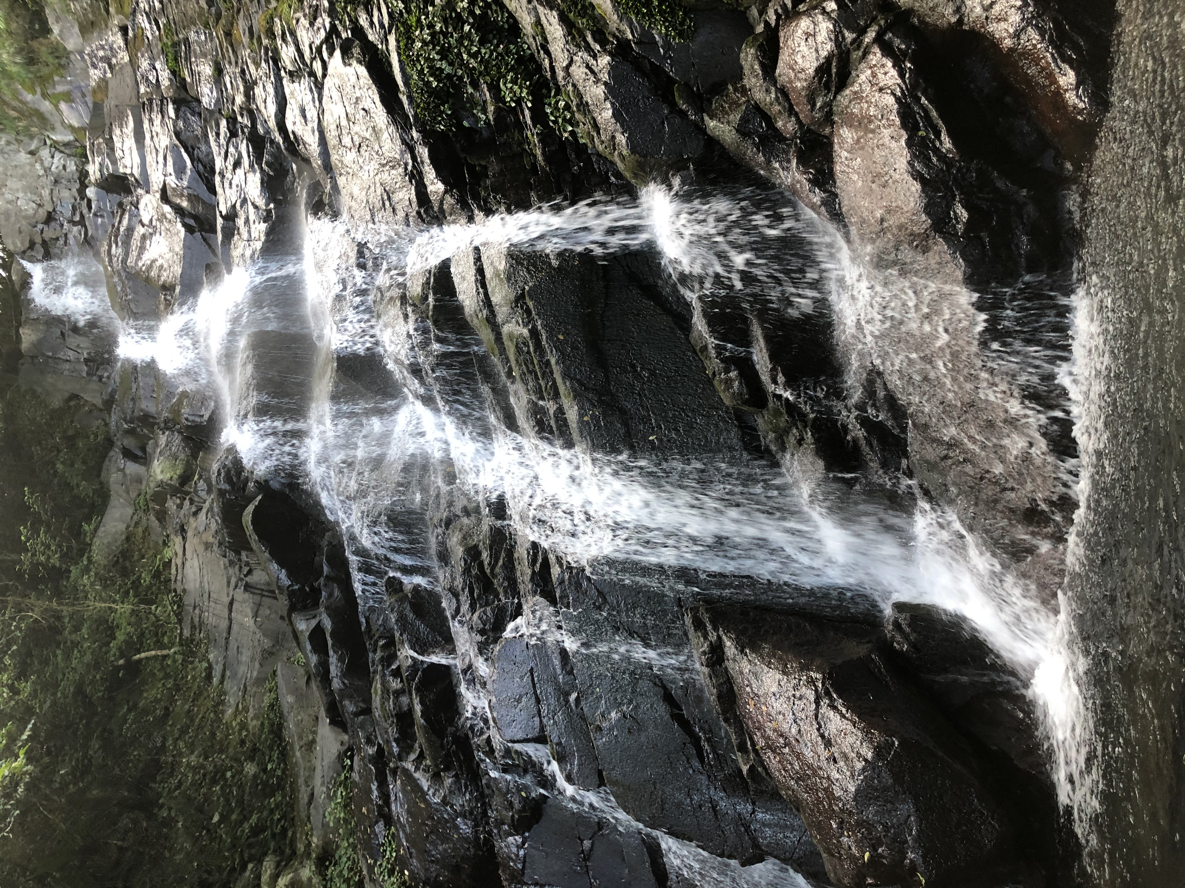青山瀑布。（焦牧師牧師提供）